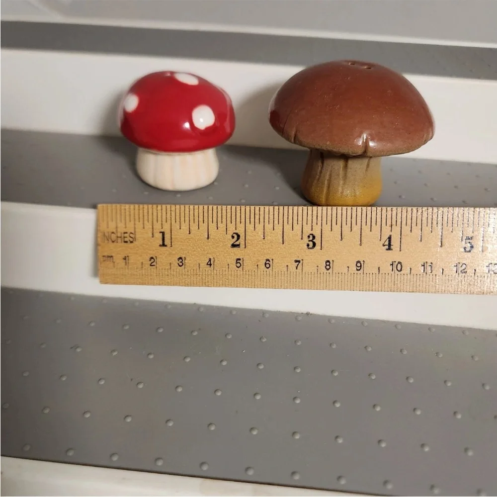 Ceramic Mushroom Salt & Pepper Shakers 1 Cracker Barrel 1 Vintage Plugs Included - Picture 4 of 4